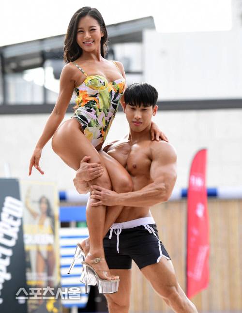 조지연이 한 보디빌더의 품에 안긴 채 섹시한 자태를 뽐내고 있다. 이주상기자 rainbow@sportsseoul.com