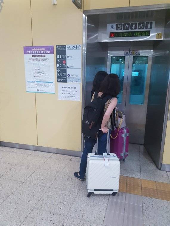 폐쇄된 동대문역사문화공원역 환승 통로에서 일본인 관광객들이 환승통로를 찾지 못해 해매고 있다./사진=이진혁 기자