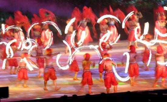 18일 인도네시아 자카르타 겔로라 붕 카르노 경기장에서 열린 2018 자카르타-팔렘방 아시안게임 개막식에서 축하공연을 펼치고 있다.