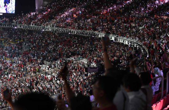 18일 인도네시아 자카르타 겔로라 붕 카르노 경기장에서 열린 2018 자카르타-팔렘방 아시안게임 개막식에서 각 국 관중들이 핸드폰 조명을 이용해 경기장을 밝히고 있다.