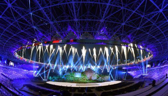 45억 아시아인의 축제, 2018 자카르타-팔렘방 아시안게임이 18일 인도네시아 자카르타 겔로라 붕 카르노 경기장에서 화려한 막을 올렸다.   올해로 18회째를 맞는 이번 대회 개막식 주제는 '아시아의 에너지'다. 아시아 45개국 1만1300여명의 선수단이 참가해 총 40개 종목에서 465개의 금메달을 놓고 치열한 경쟁을 벌인다.   한국은 39개 종목, 1044명의 선수단을 파견해 금메달 65개로 6회 연속 종합 2위 달성을 목표로 한다.