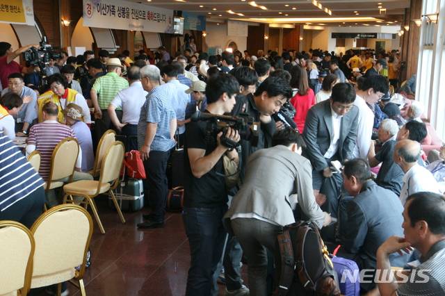 【속초=뉴시스】조명규 기자 = 이산가족 상봉단 방북 하루 전날인 19일 오후 강원 속초시 한화리조트에서 이산가족 상봉 사전 접수가 진행되고 있다. 2018.08.19.  mkcho@newsis.com