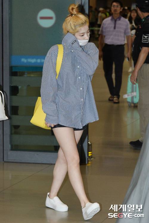 걸그룹 트와이스 다현이 미국 로스앤젤레스에서 진행된 ‘2018 케이콘(KCON) LA’의 공연을 마치고 지난 13일 인천국제공항을 통해 귀국했다.