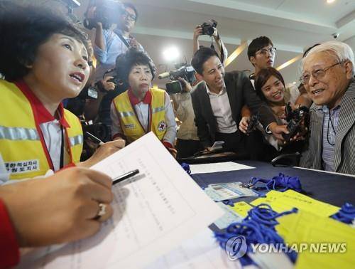 미소짓는 이산가족 상봉 최고령자 할아버지 (속초=연합뉴스) 이지은 기자 = 제21차 이산가족 상봉을 하루 앞둔 19일 오후 강원도 속초시 한화리조트에서 이번 상봉 최고령자 백성규(101) 할아버지가 등록하고 있다. 2년 10개월 만에 열리는 이산가족 상봉은 20일부터 26일까지 금강산에서 진행된다. 백 할어버지는 북측의 며느리와 손녀를 만날 예정이다. 2018.8.19  jieunlee@yna.co.kr