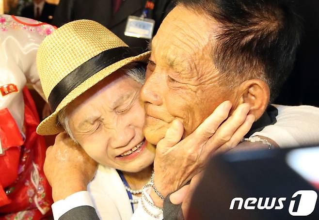 20일 금강산호텔에서 열린 제21차 남북 이산가족 단체상봉 행사에서 남측 이금섬(92)할머니가 아들 리상철(71)을 만나 기뻐하고 있다. 2년 10개월 만에 열리는 이산가족 상봉은 20일부터 26일까지 금강산에서 진행된다. 2018.8.20/뉴스통신취재단 © News1