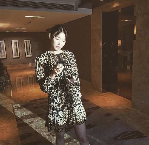 모델 한혜진이 레오파드 원피스를 입은 모습. 사진= 한혜진 인스타그램