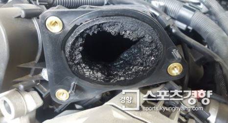 디젤 EGR 모듈 내 흡기기관에 붙어있는 찌꺼기들. 대부분의 유해 성분이 배기가스로 빠져 나가거나 쌓여가는 단점이 있다.