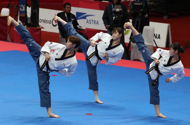 19일(현지시간) 인도네시아 자카르타 컨벤션센터에서 열린 2018 자카르타-팔렘방 아시안게임 태권도 품새 경기 여자 단체 준결승전에서 곽여원, 최동아, 박재은이 경연하고 있다. 연합뉴스