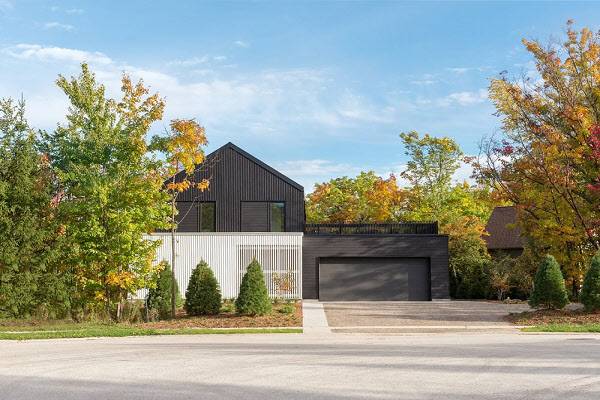 캐나다 온타리오주에 있는 별장 주택. 외장은 캐나다산 소나무와 고성능 금속 지붕을 사용했다. /ⓒShai Gil