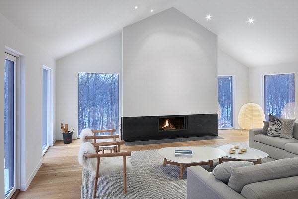 창 밖 풍경과 강철 벽난로가 따뜻한 분위기를 자아낸다. /ⓒShai Gil