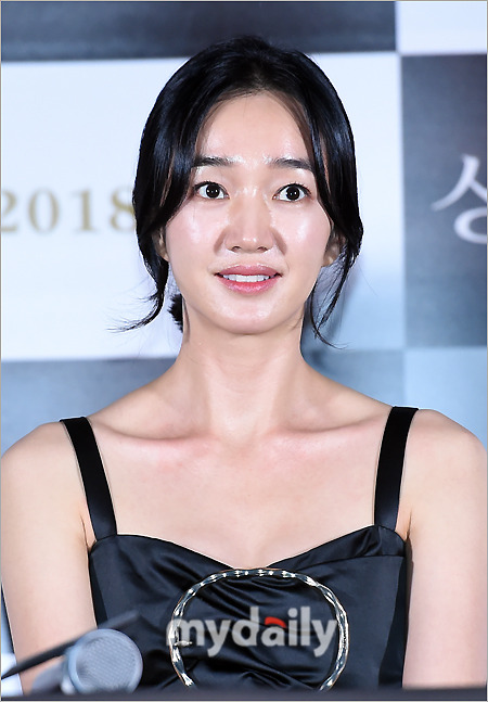 ▲ 수애 '번쩍이는 얼굴'