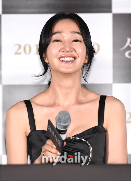 ▲ 수애 '물광 크림 듬뿍 바르고 왔나 봐'