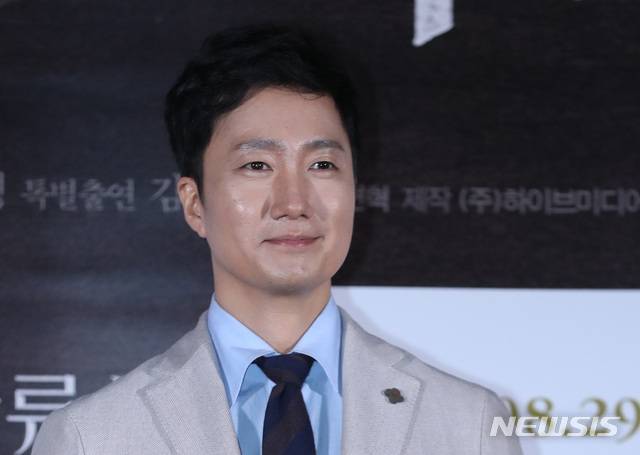 【서울=뉴시스】조수정 기자 = 배우 박해일이 21일 오후 서울 광진구 롯데시네마 건대입구에서 열린 영화 '상류사회' 언론시사회에서 포즈를 취하고 있다. 영화 '상류사회'는 오는 29일 개봉한다. 2018.08.21. chocrystal@newsis.com