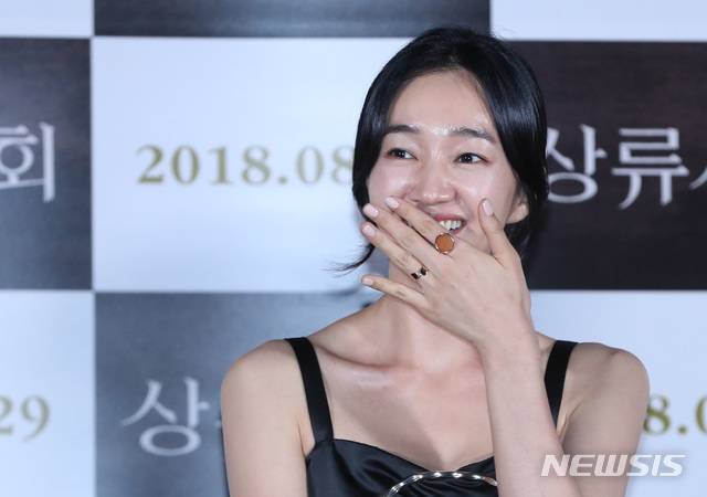 【서울=뉴시스】조수정 기자 = 배우 수애가 21일 오후 서울 광진구 롯데시네마 건대입구에서 열린 영화 '상류사회' 언론시사회에서 웃음을 터트리고 있다. 영화 '상류사회'는 오는 29일 개봉한다. 2018.08.21. chocrystal@newsis.com