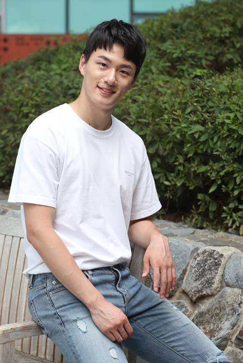 포즈 취하는 신승호 (서울=연합뉴스) 강민지 기자 = 웹드라마 '에이틴'에 출연한 배우 신승호가 지난 20일 오후 서울 종로구 수송동 연합뉴스에서 진행된 인터뷰에 앞서 포즈를 취하고 있다. 2018.8.21      mjkang@yna.co.kr