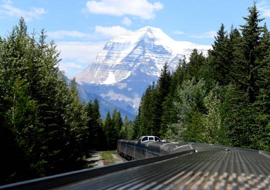 ◇한여름에도 만년설을 이고 있는 캐나다 로키 최고봉 로브슨 산(3954m). 캐나다 대륙 횡단열차를 타고 로키산맥을 넘어가다가 재스퍼 인근에서 만난 설산이다. 사상 유례 없는 폭염이 덮친 올여름에 만난 만년설의 풍광이 더욱 각별하다.<김형우 관광전문 기자>
