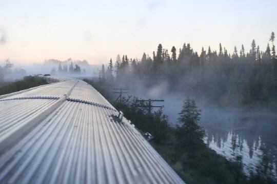◇이른 아침 물안개 피어오르는 구간을 지나는 횡단열차. 환상의 풍굉이다. <김형우 관광전문 기자>