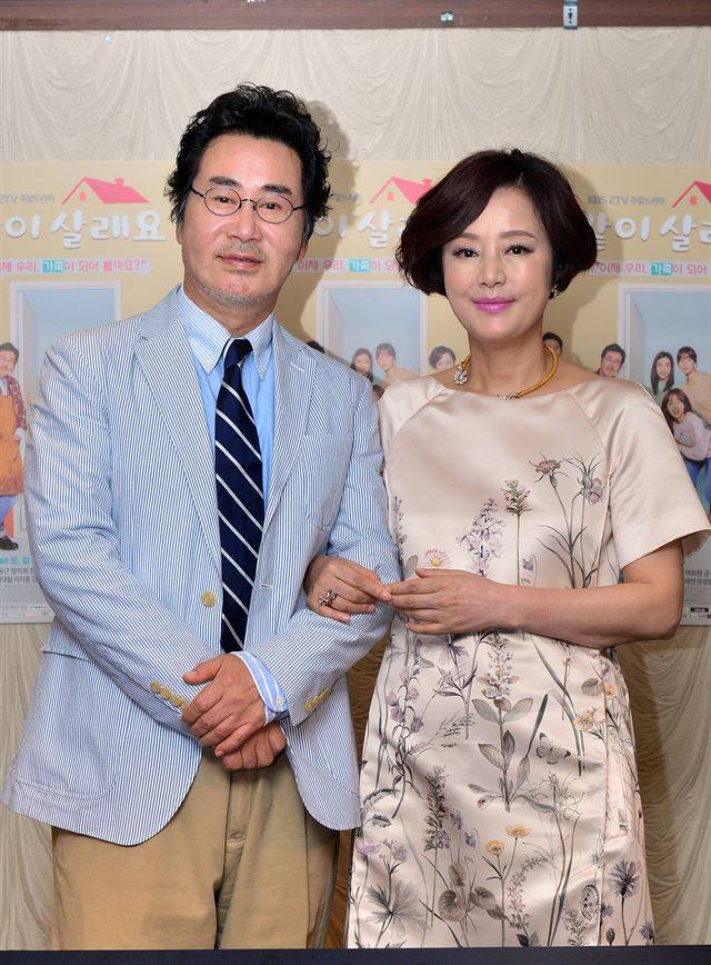 KBS 주말드라마 ‘같이 살래요’에서 달달한 ‘60대 로맨스’를 선보이고 있는 배우 유동근(왼쪽)과 장미희. KBS 제공