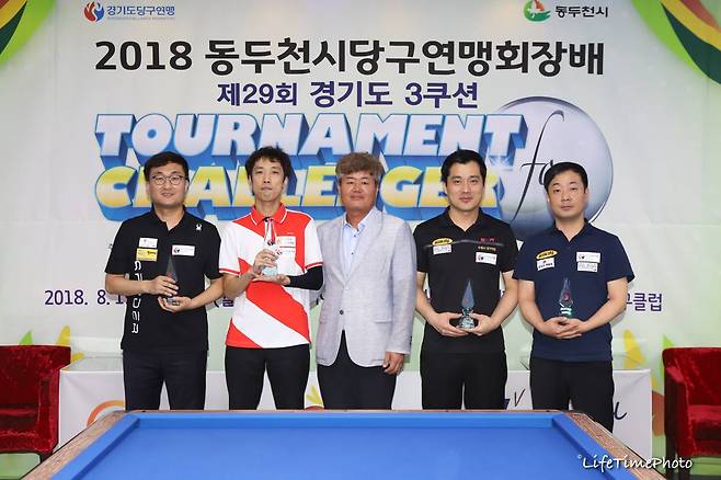 ‘동두천연맹회장배 제29회 경기도 3쿠션 토너먼트 챌린저’ 입상자들. 왼쪽부터 준우승 임준혁(광명), 우승 박인수(안양), 동두천시당구연맹 이성선 회장, 공동 3위 차명종(수원), 엄상필(안산시체육회).(사진=경기도당구연맹함상준행정총괄국장)