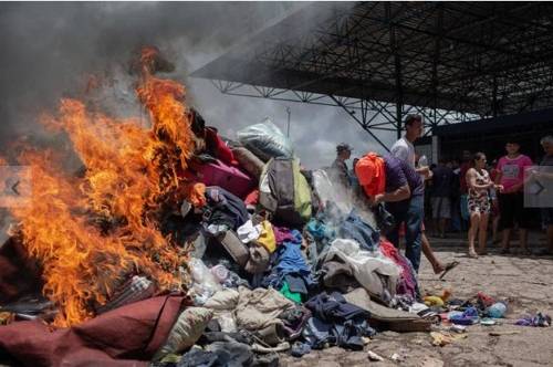 파카라이마 시 주민들이 베네수엘라 난민 수용시설을 공격했다. [브라질 뉴스포털 UOL]