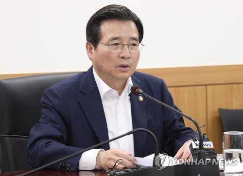 장기소액연체자 지원대책회의서 발언하는 김용범 부위원장 (서울=연합뉴스) 김승두 기자 = 김용범 금융위 부위원장이 22일 서울 세종로 정부서울청사에서 장기소액연체자 지원대책추진현황 점검 간담회를 주재하고 발언하고 있다. kimsdoo@yna.co.kr (끝)
