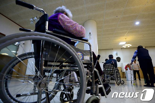 노인장기요양보험 1인당 월평균 급여비가 2017년 110만3000원으로 조사됐다. /뉴스1 © News1 박정호 기자