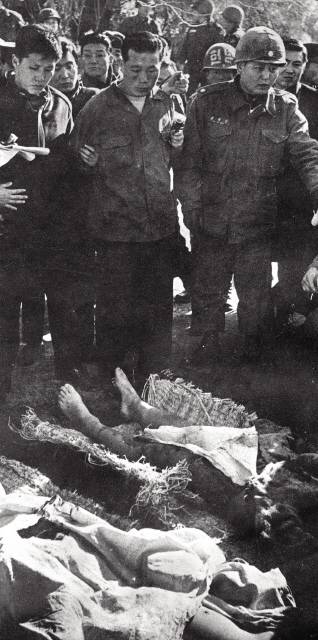 1968년 1월, “박정희의 목을 따러 왔다”고 했던 북한 특수부대원 김신조가 투항한 뒤, 군경에 쫓기다 숨진 북 부대원 주검을 확인하고 있다. <한겨레 출판> 제공.