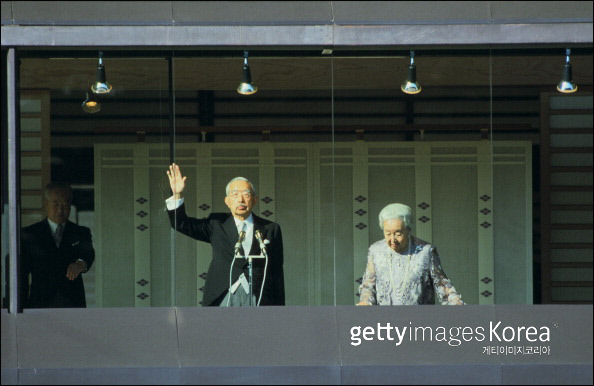 히로히토 일왕(가운데)이 지1986년 1월 도쿄 고쿄에서 즉위 60주년을 맞아 손을 흔들고 있다. 게티이미지코리아