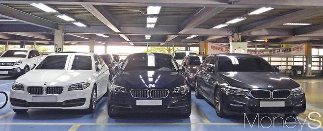 중고차매매단지 주차장에 세워진 BMW /사진=박찬규 기자