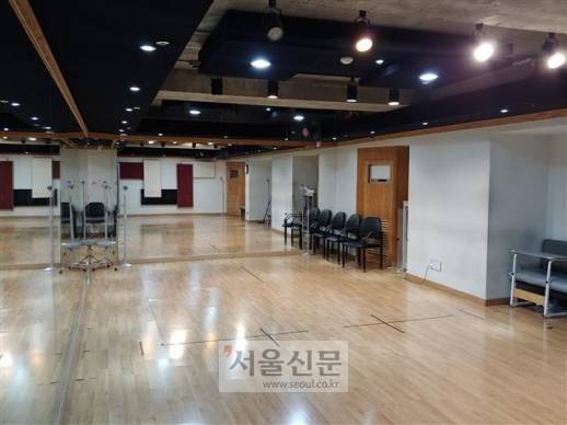 소속 아티스트와 연습생들이 안무 연습을 하는 공간. 아티스트나 연습생 모두 평등하게 예약제로 운영된다.