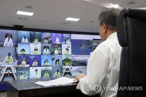 태풍 '솔릭' 보고받는 문 대통령 (서울=연합뉴스) 문재인 대통령이 23일 오전 청와대 국가위기관리센터 상황실에서 열린 제19호 태풍 '솔릭' 대처 상황 점검회의에서 전국 시도지사를 비롯한 관계 부처 장관들과 화상회의를 통해 상황 보고를 받고 있다.  [청와대 제공]    scoop@yna.co.kr  (끝)