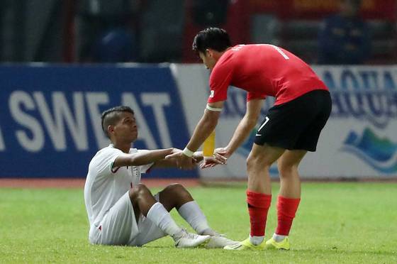 2018 자카르타-팔렘방 아시안게임 남자 축구 이란과의 16강전이 23일 위바와 묵티 스타디움에서 열렸다. 2-0으로 경기를 마친 뒤 손흥민이 이란 선수를 일으켜 주고 있다. 김성룡 기자