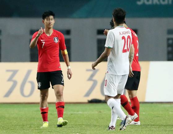 손흥민이 이란 선수에게 엄지를 들어보이고 있다. 김성룡 기자