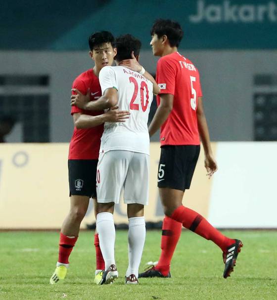 손흥민이 이란 선수를 위로하고 있다. 김성룡 기자
