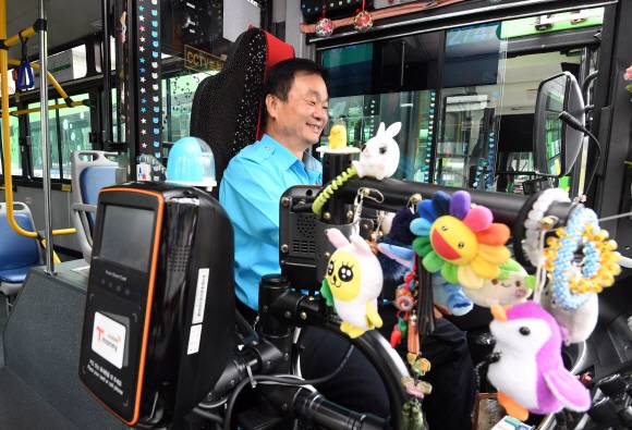 보성운수 5618번 허영구 모범기사의 버스에 승객들을 즐겁게 하는 다양한 인형들이 장식돼 있다.