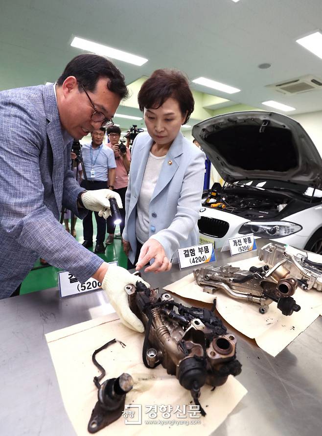 김현미 국토교통부 장관이 8월 8일 한국교통안전공단 자동차안전연구원에서 BMW 차량의 결함 부품에 대한 설명을 듣고 있다 / 김기남 기자