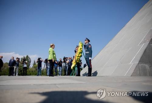 아르메니아 종족학살 추모관에 헌화하는 메르켈 독일 총리 [dpa=연합뉴스]
