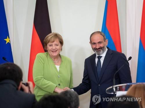 아르메니아 방문한 메르켈 독일 총리(왼쪽)와 악수하는 파시냔 아르메니아 총리 [dpa=연합뉴스]