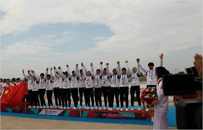 카누 남북 단일팀이 용선 여자 500m에서 단일팀 사상 첫 금메달을 땄다. (사진=대한카누연맹 제공)
