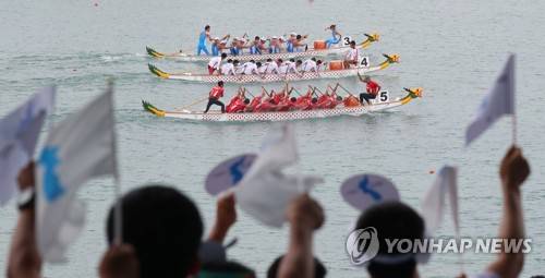 남과북의 응원을 받으며 질주하는 단일팀 (팔렘방=연합뉴스) 김도훈 기자 = 26일(현지시간) 인도네시아 팔렘방 자카바링 스포츠 시티 조정·카누 경기장에서 열린 카누용선 남자 500미터 순위결정전에서 남북 단일팀(하늘색)이 현지 교민 및 북측 사격선수단의 응원을 받으며 레이스를 펼치고 있다. 2018.8.26     superdoo82@yna.co.kr (끝)