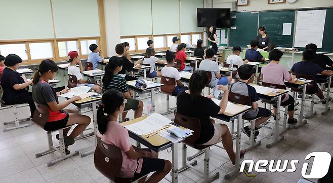 8일 오전 서울 용산구 용강중학교에서 열린 2018년도 제2회 초·중·고졸 학력인정 검정고시에 응시한 수험생들이 답안지 작성을 하고 있다. © News1 박지수 기자