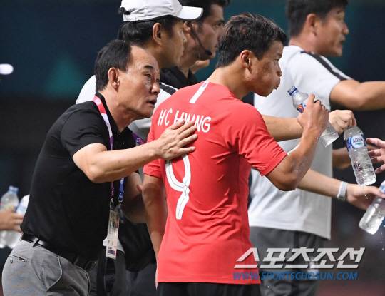 2018 자카르타-팔렘방 아시안게임 남자축구 8강 한국과 우즈베키스탄의 경기가 27일(한국시간) 인도네시아 브카시의 패트리어트 스타디움에서 스타디움에서 열렸다. 한국 김학범 감독이 황희찬과 이야기를 나누고 있다.  브카시(인도네시아)=김경민 기자 kyungmin@sportschosun.com /2018.08.27/