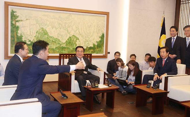 김관영 바른미래당 원내대표(왼쪽 둘째)가 "오늘은 이쪽에 앉겠다. 2주마다 자리를 옮기는데, 오늘은 이쪽자리 차례다"라고 말하고 있다. 임현동 기자