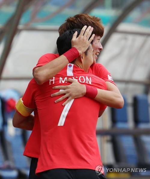 기뻐하는 황의조와 손흥민 (브카시[인도네시아]=연합뉴스) 서명곤 기자 = 27일 오후(현지시간) 인도네시아 자와바랏주 브카시의 패트리엇 스타디움에서 열린 2018 자카르타·팔렘방 아시안게임 남자축구 8강전 한국과 우즈베키스탄의 경기.      황의조가 첫 골에 성공한 뒤 손흥민과 함께 기뻐하고 있다. 2018.8.27      seephoto@yna.co.kr  (끝)