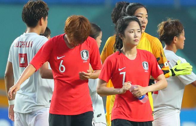 \28일(현지시간) 인도네시아 팔렘방 겔로라 스리위자야 경기장에서 열린 2018 자카르타-팔렘방 아시안게임 여자축구 4강전 한국과 일본의 경기가 1대2 한국의 패로 끝난 뒤 임선주(왼쪽)-이민아가 경기장을 나서고 있다. (사진=연합뉴스)