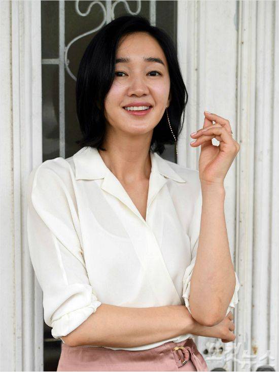 영화 '상류사회'에서 미술관 부관장 오수연 역을 맡은 배우 수애가 23일 오후 서울 종로구 한 카페에서 CBS노컷뉴스와 인터뷰 전 포즈를 취하고 있다. (사진=황진환 기자/자료사진)