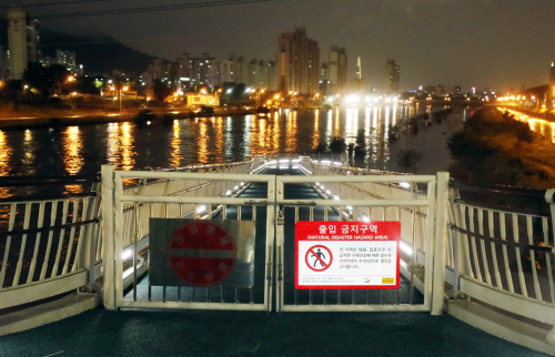 28일 서울 지역에 내린 폭우로 인해 장안교 인근 중랑천이 범람해 산책로와 자전거 도로가 물에 잠겨 있다.