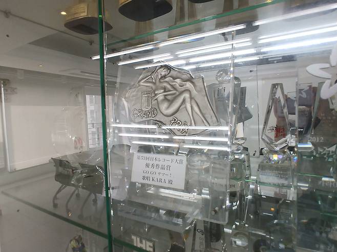 걸그룹 카라가 받은 2011년 일본 레코드 대상 우수작품상 트로피.