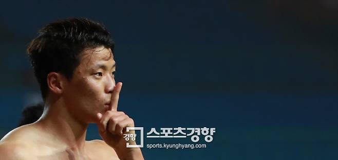 27일 오후(현지시간)인도네시아 자와바랏주 브카시의 패트리엇 스타디움에서 열린 2018 자카르타-팔렘방 아시안게임(AG) 남자 축구 8강 우즈베키스탄과의 경기에서 연장 후반 황희찬이 결승골인 패널티킥을 성공시킨 뒤 손가락을 입에 가져다 대고 있다. 연합뉴스