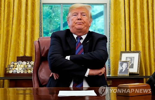 '그딴 식엔데 평양 갈 필요있겠나?' (워싱턴DC 로이터=연합뉴스) 미국 일간 워싱턴포스트(WP)의 외교전문 칼럼니스트인 조시 로긴은 27일(현지시간)자 칼럼에서 도널드 트럼프(사진) 미국 대통령이 마이크 폼페이오 국무장관의 북한 방문 계획을 하루 만에 전격 취소한 것은 북한에서 날아온 한 장의 편지 때문이었다고 밝혔다.       지난 24일 오전 폼페이오 장관이 김영철 북한 노동당 대남담당 부위원장 겸 통일전선부장으로부터 받은 비밀 편지의 구체적 내용은 확실치 않지만, 트럼프 대통령과 폼페이오 장관이 이번 방북 취소를 결정하기에 충분할 만큼 적대적인 내용이었던 것으로 알려졌다.     bulls@yna.co.kr  (끝)